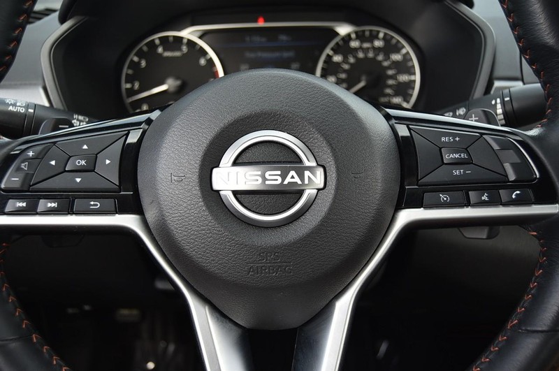 Nissan Altima Vehicle Image 17