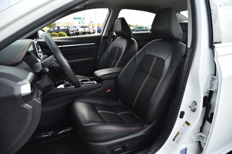 Nissan Altima Vehicle Image 18