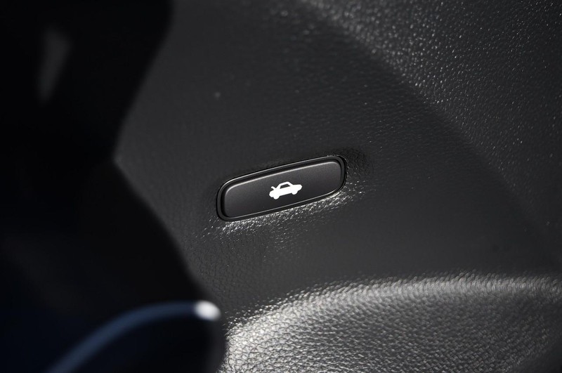 Honda Civic Sedan Hybrid Vehicle Full-screen Gallery Image 9