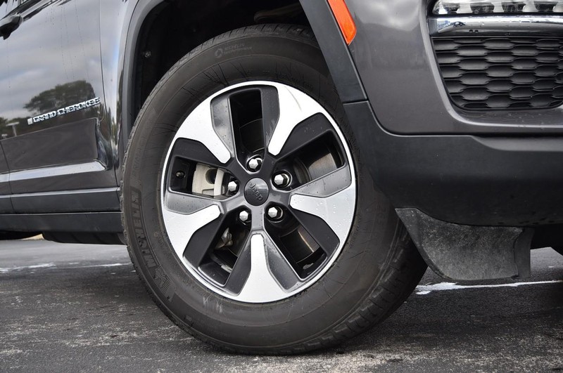 Jeep Grand Cherokee 4xe Vehicle Full-screen Gallery Image 3