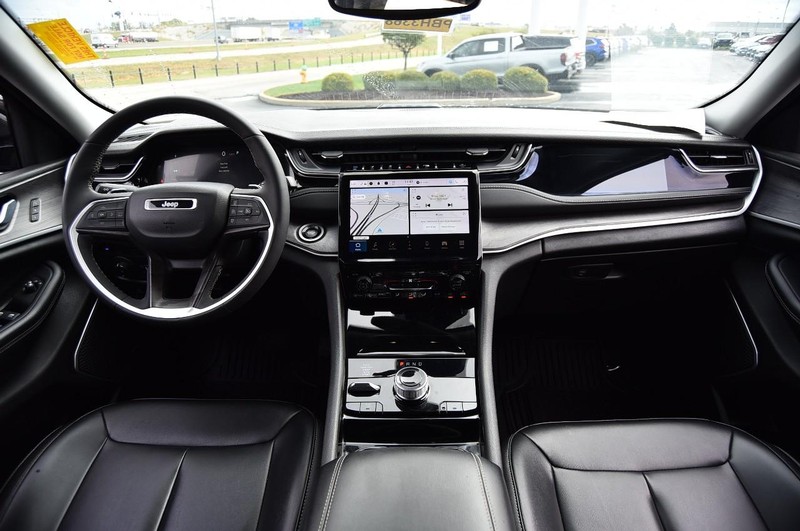 Jeep Grand Cherokee 4xe Vehicle Full-screen Gallery Image 7