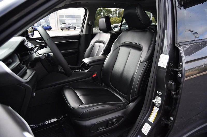 Jeep Grand Cherokee 4xe Vehicle Full-screen Gallery Image 23