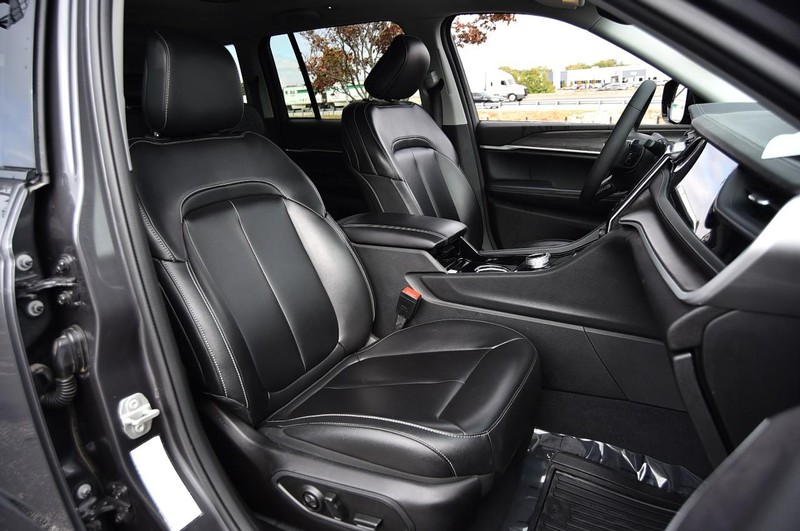 Jeep Grand Cherokee 4xe Vehicle Full-screen Gallery Image 24