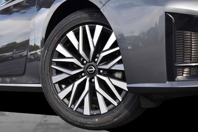 Nissan Altima Vehicle Image 03