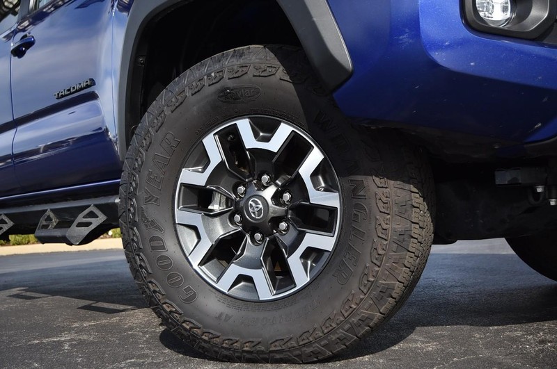 Toyota Tacoma 4WD Vehicle Image 03