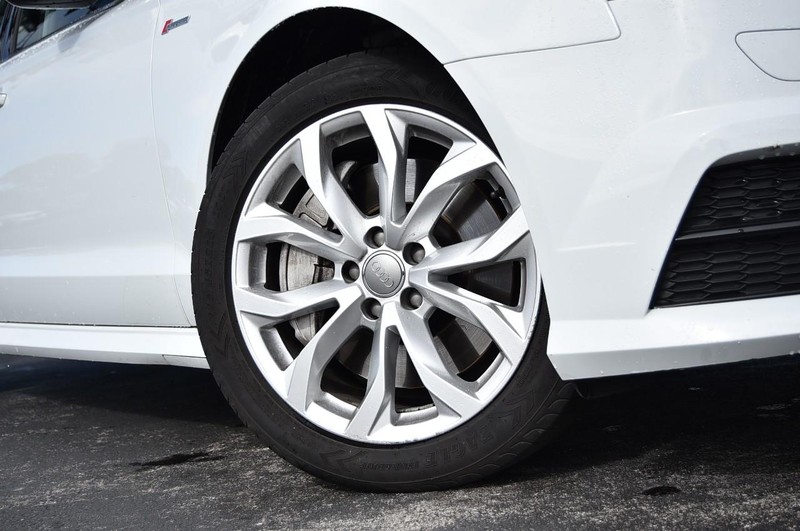 Audi A6 Vehicle Full-screen Gallery Image 3