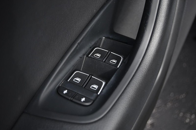 Audi A6 Vehicle Full-screen Gallery Image 8