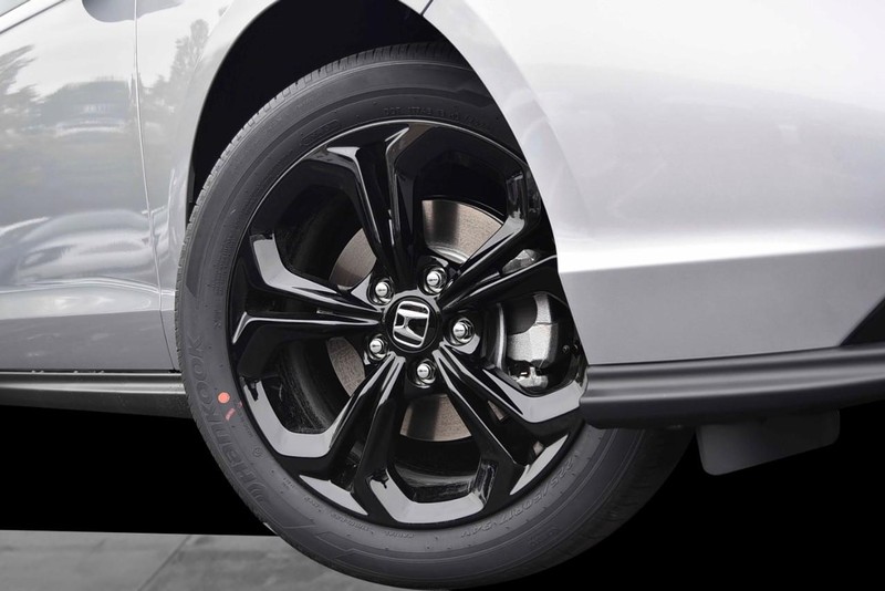 Honda Accord Sedan Vehicle Full-screen Gallery Image 4