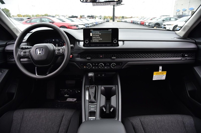 Honda Accord Sedan Vehicle Full-screen Gallery Image 7