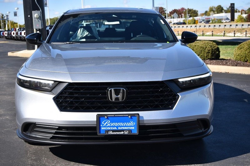 Honda Accord Hybrid Vehicle Full-screen Gallery Image 4