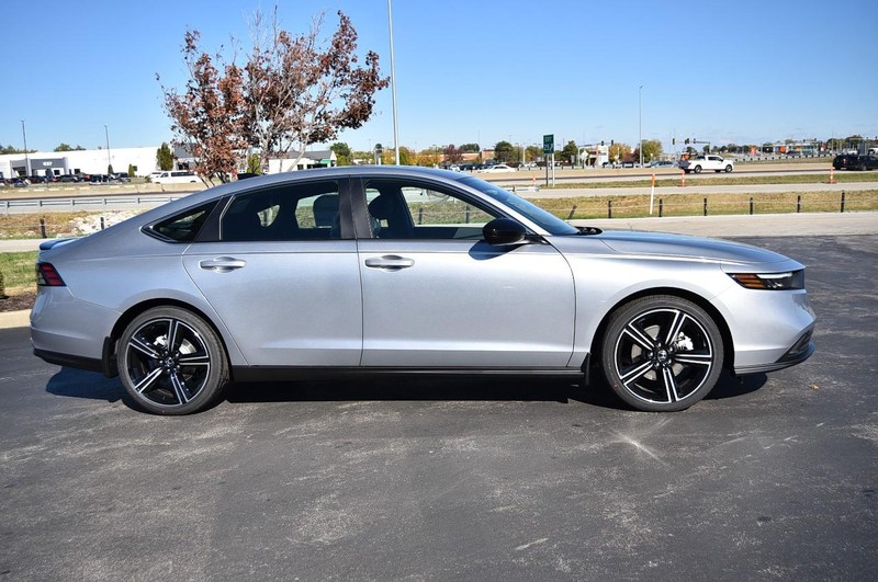 Honda Accord Hybrid Vehicle Full-screen Gallery Image 5