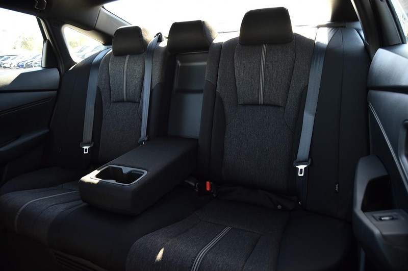 Honda Accord Hybrid Vehicle Full-screen Gallery Image 23