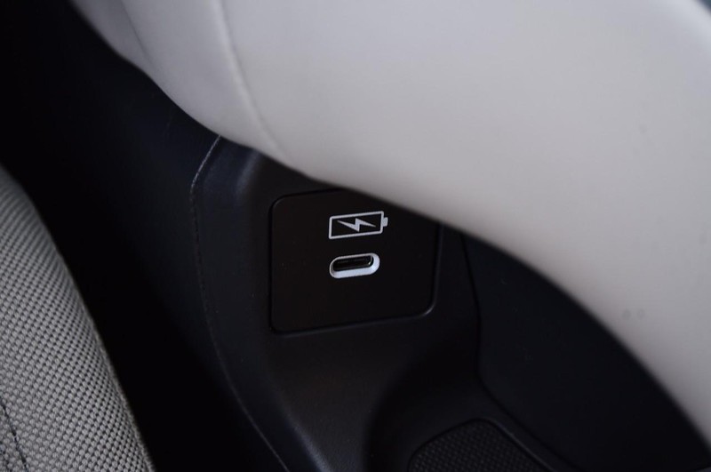 Honda HR-V Vehicle Full-screen Gallery Image 17