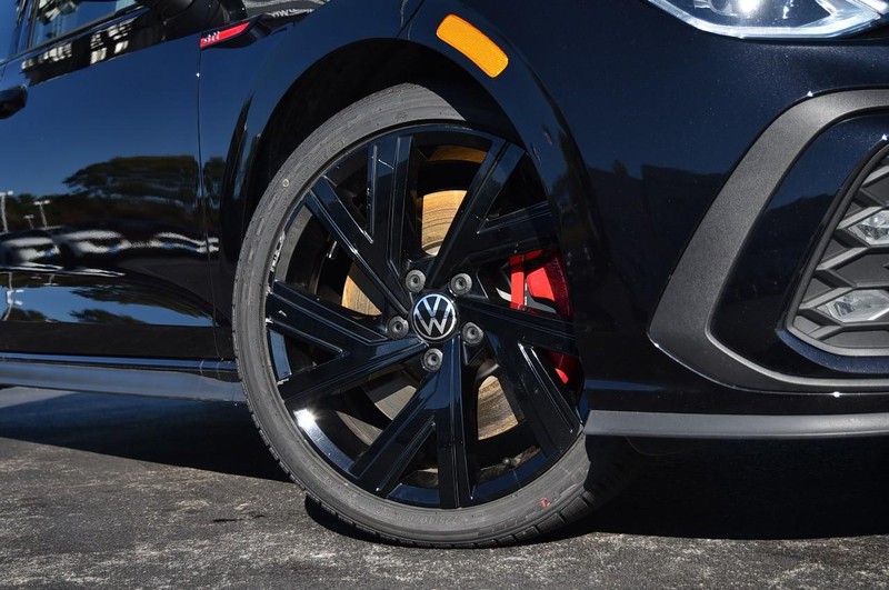 Volkswagen Golf GTI Vehicle Full-screen Gallery Image 3