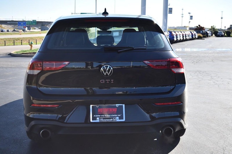 Volkswagen Golf GTI Vehicle Full-screen Gallery Image 6