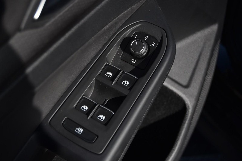 Volkswagen Golf GTI Vehicle Full-screen Gallery Image 8