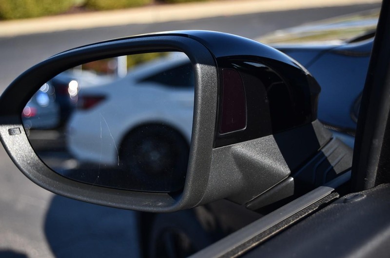 Volkswagen Golf GTI Vehicle Full-screen Gallery Image 9