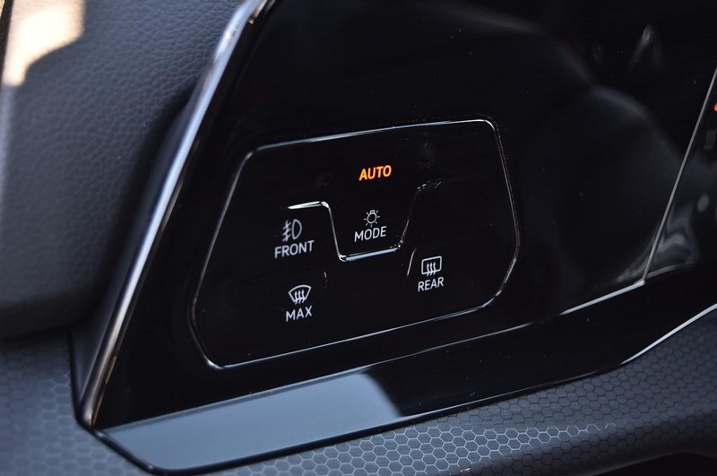 Volkswagen Golf GTI Vehicle Full-screen Gallery Image 10