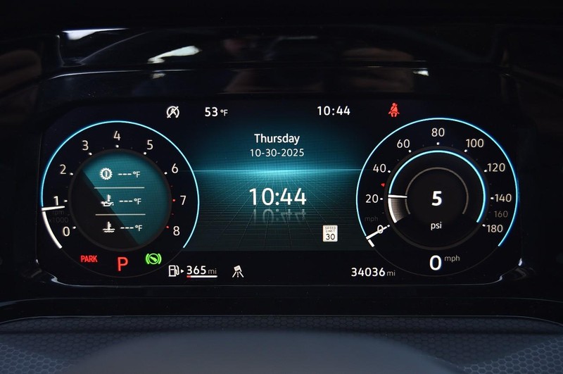 Volkswagen Golf GTI Vehicle Full-screen Gallery Image 11