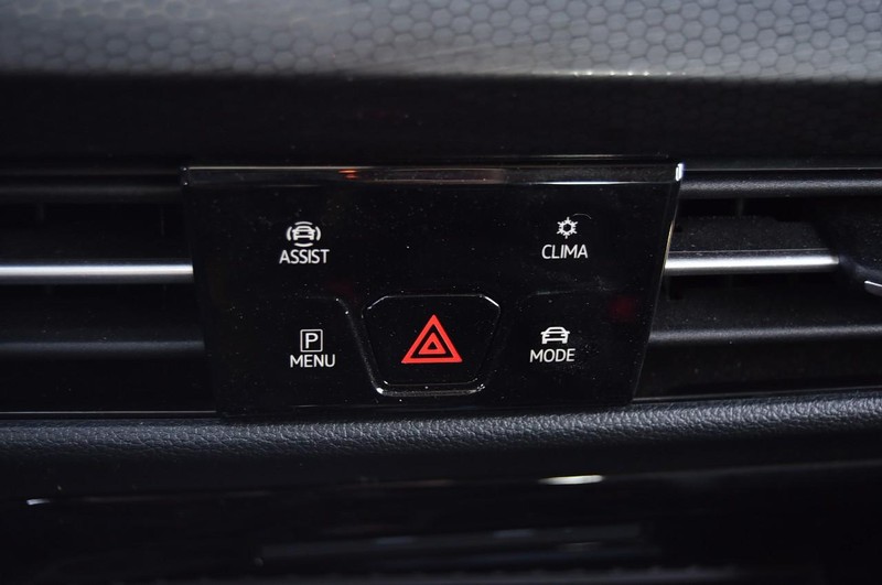 Volkswagen Golf GTI Vehicle Full-screen Gallery Image 14