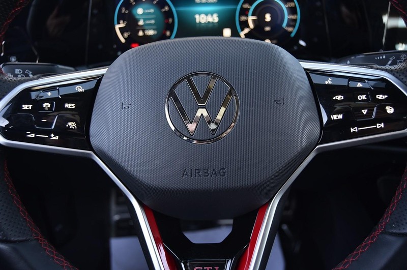 Volkswagen Golf GTI Vehicle Full-screen Gallery Image 17