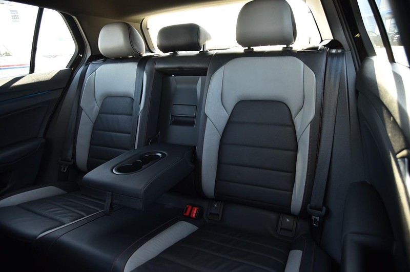 Volkswagen Golf GTI Vehicle Full-screen Gallery Image 21