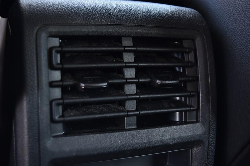 Volkswagen Golf GTI Vehicle Full-screen Gallery Image 22