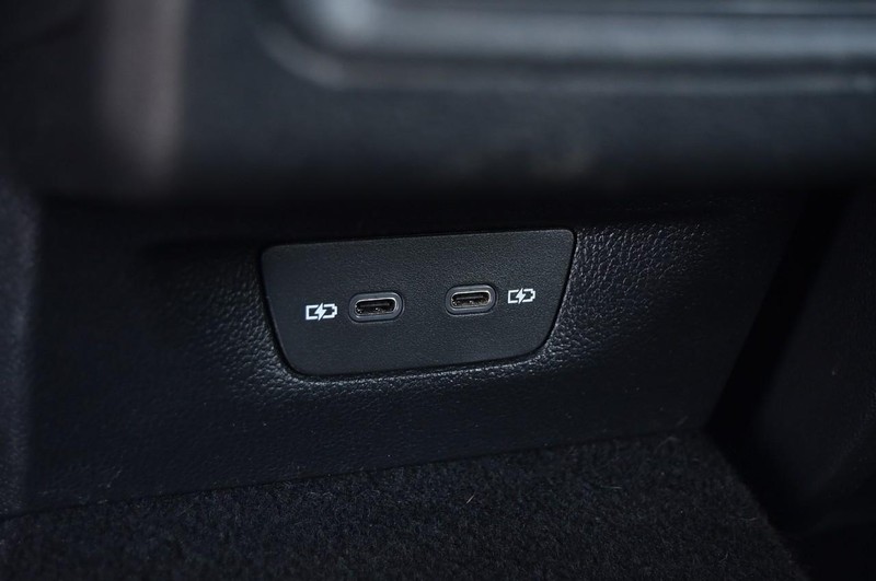 Volkswagen Golf GTI Vehicle Full-screen Gallery Image 23