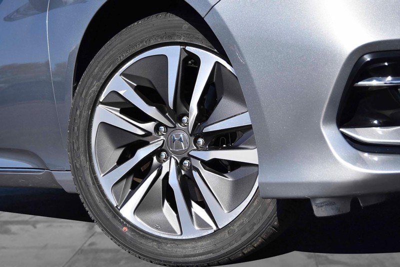 Honda Accord Hybrid Vehicle Full-screen Gallery Image 3