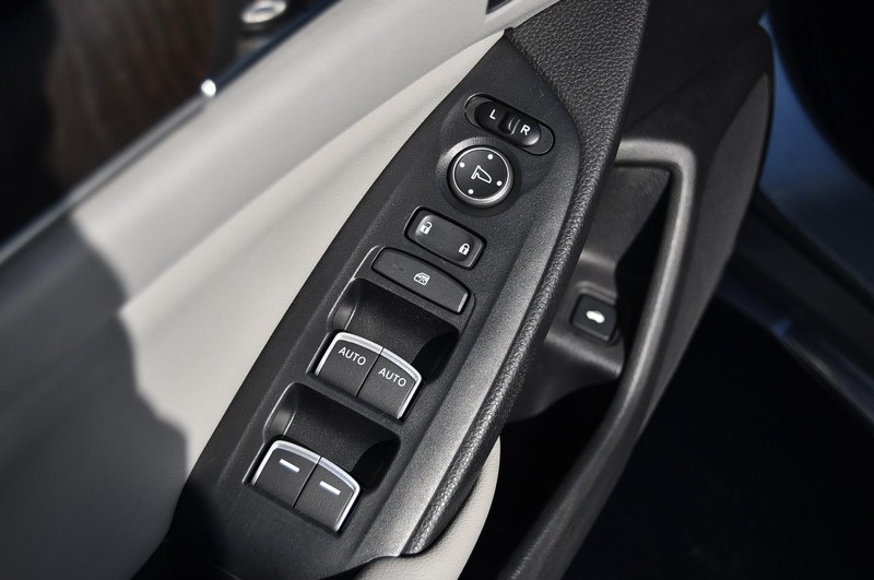 Honda Accord Hybrid Vehicle Full-screen Gallery Image 8