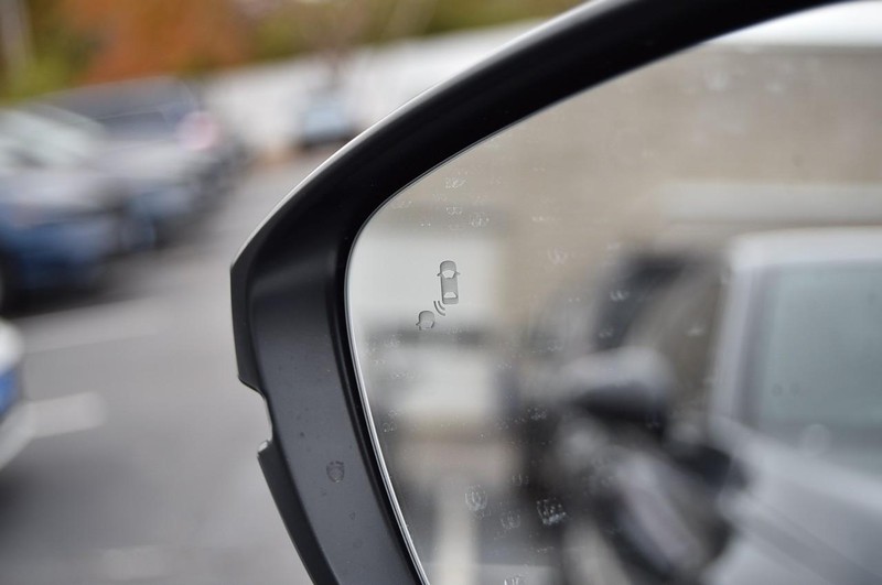 Honda Civic Sedan Hybrid Vehicle Full-screen Gallery Image 10