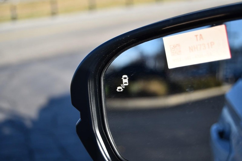 Honda CR-V Hybrid Vehicle Full-screen Gallery Image 9