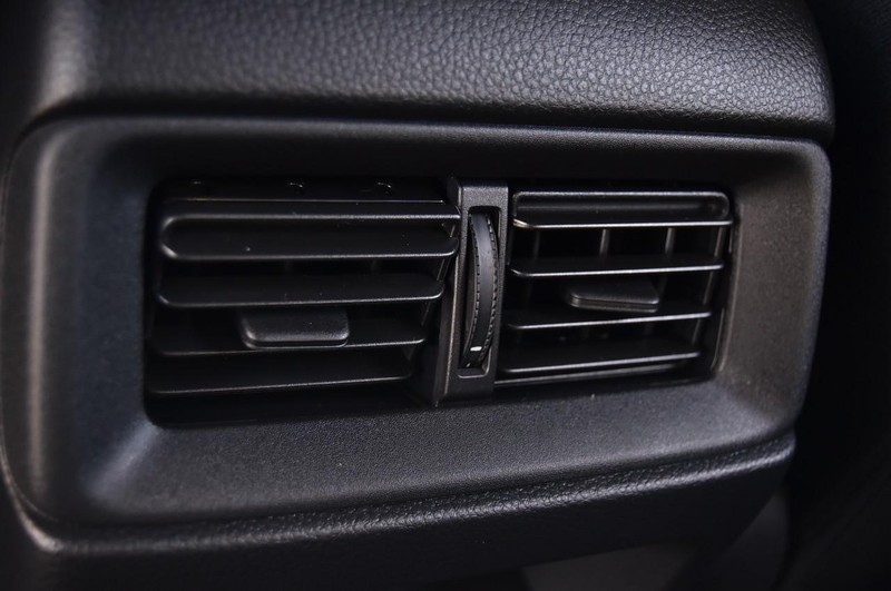 Honda CR-V Hybrid Vehicle Full-screen Gallery Image 24