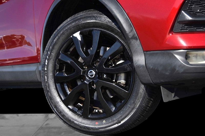 Nissan Rogue Sport Vehicle Full-screen Gallery Image 3