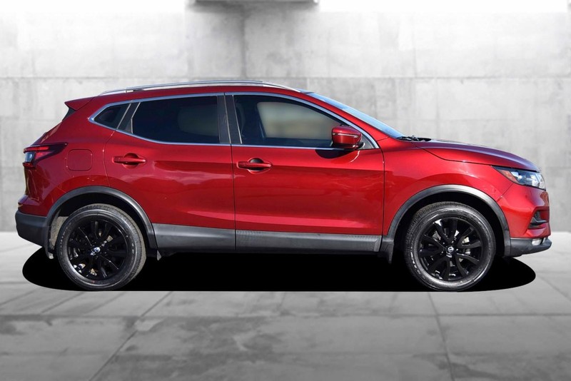 Nissan Rogue Sport Vehicle Full-screen Gallery Image 5