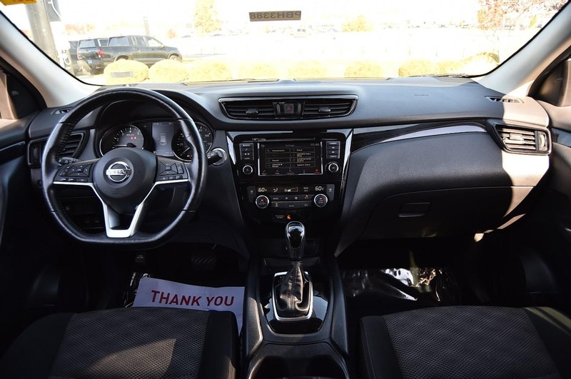 Nissan Rogue Sport Vehicle Full-screen Gallery Image 7