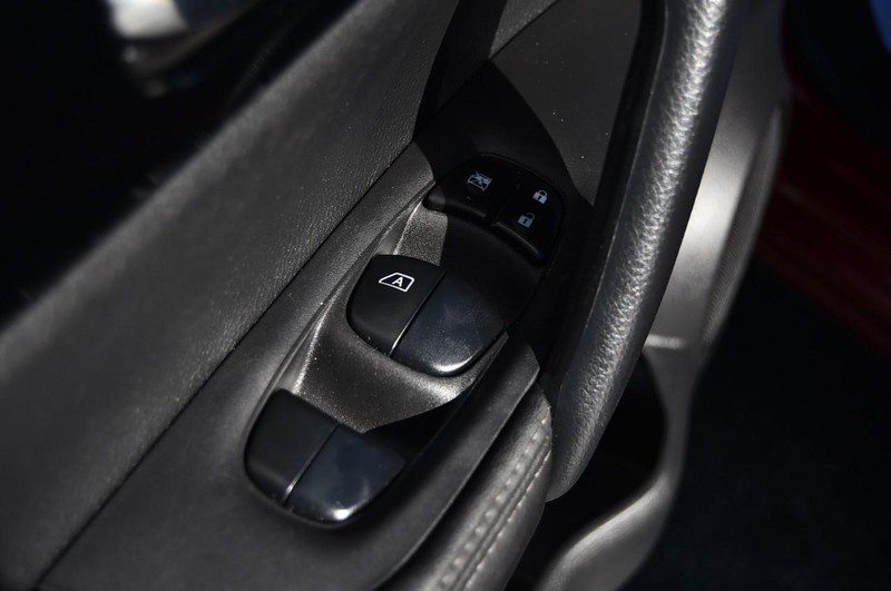 Nissan Rogue Sport Vehicle Full-screen Gallery Image 8