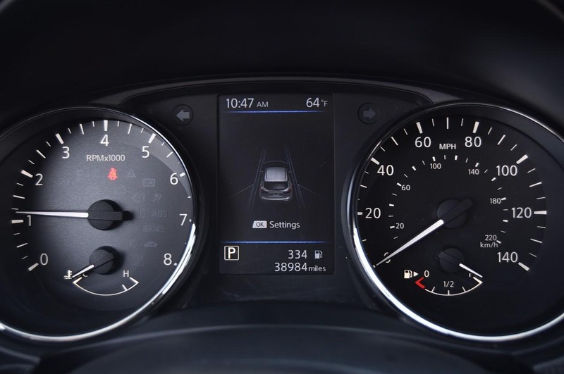 Nissan Rogue Sport Vehicle Full-screen Gallery Image 12