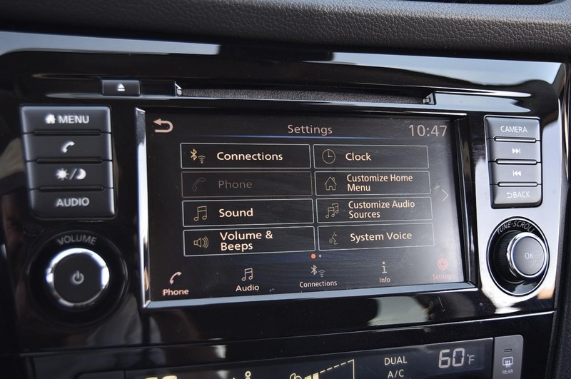 Nissan Rogue Sport Vehicle Full-screen Gallery Image 14