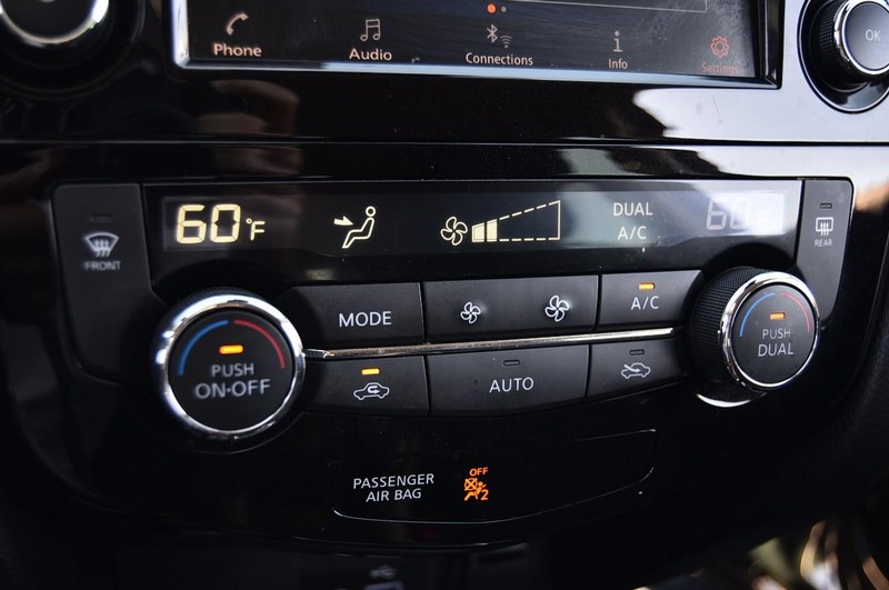 Nissan Rogue Sport Vehicle Full-screen Gallery Image 15