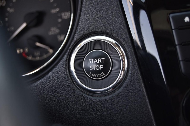 Nissan Rogue Sport Vehicle Full-screen Gallery Image 18