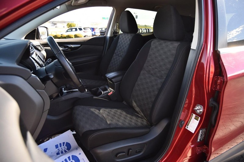 Nissan Rogue Sport Vehicle Full-screen Gallery Image 20