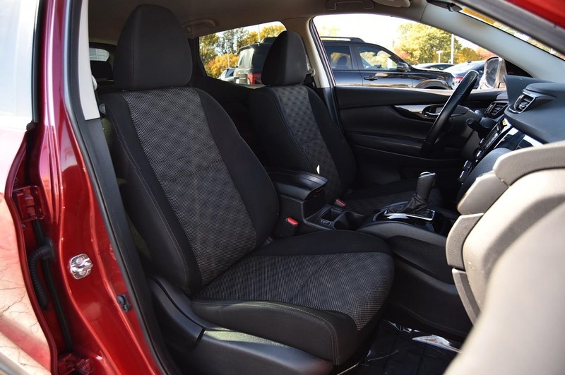 Nissan Rogue Sport Vehicle Full-screen Gallery Image 21