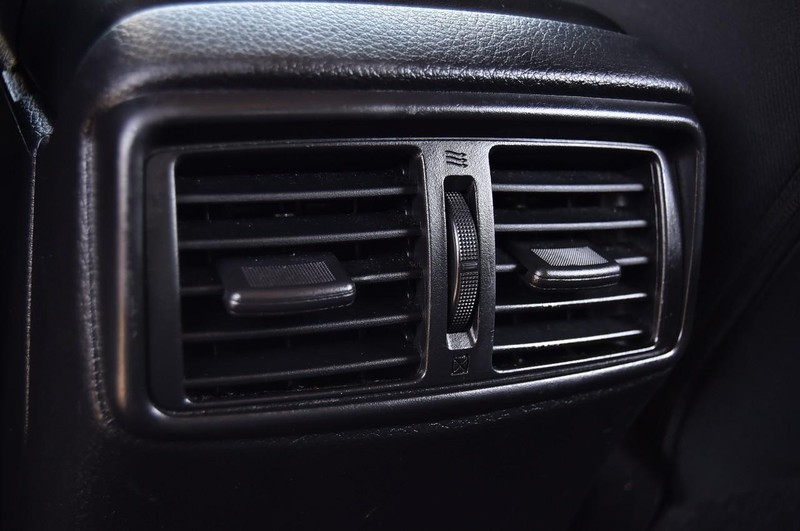 Nissan Rogue Sport Vehicle Full-screen Gallery Image 23