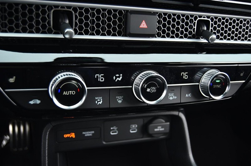 Honda Civic Sedan Hybrid Vehicle Full-screen Gallery Image 16