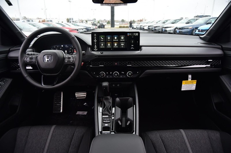 Honda Accord Hybrid Vehicle Full-screen Gallery Image 7