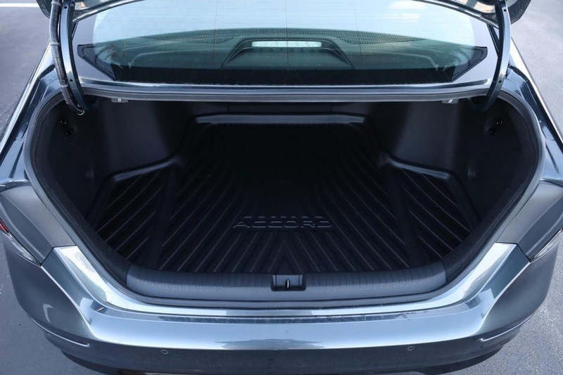 Honda Accord Hybrid Vehicle Full-screen Gallery Image 7