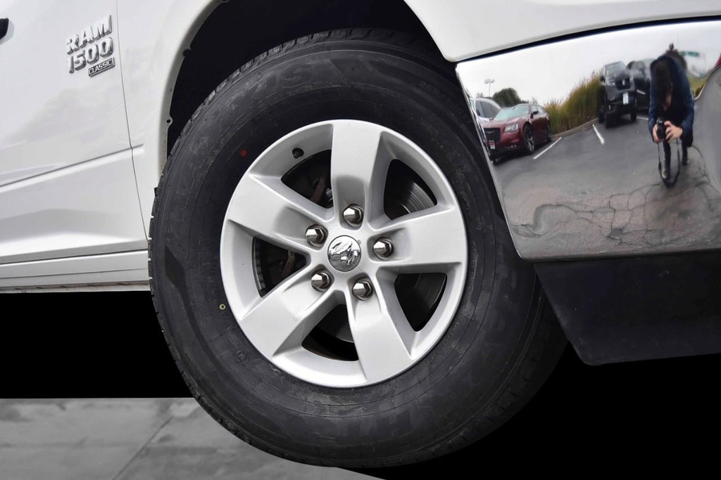 Ram 1500 Classic Vehicle Full-screen Gallery Image 3