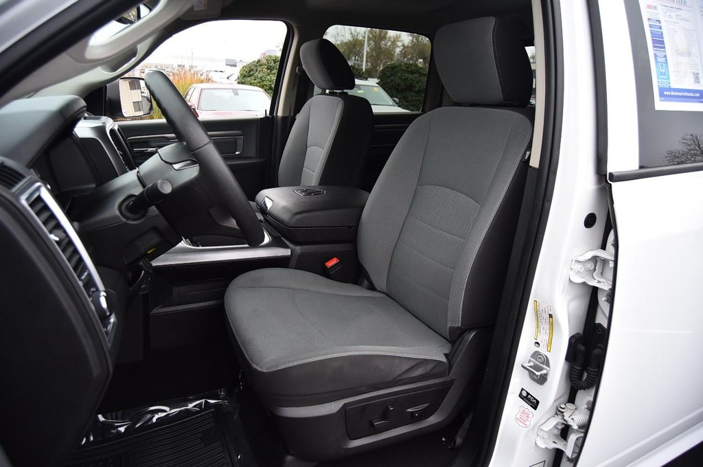 Ram 1500 Classic Vehicle Full-screen Gallery Image 19