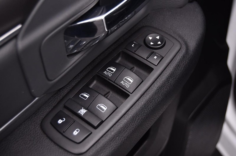 Ram 1500 Classic Vehicle Full-screen Gallery Image 9